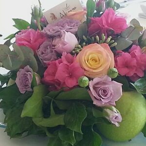 Centrotavolo con fiori primaverili e mele verdi